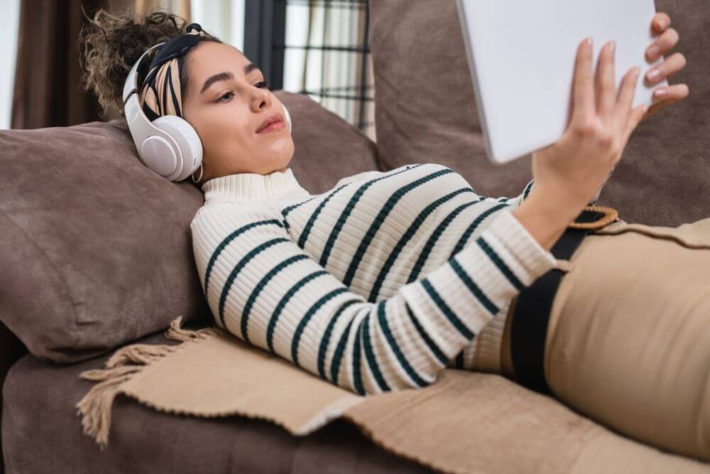 Relaxed woman with headphones listening to a therapist during a hypnotherapy session for anxiety in Evanston, IL | 60201
