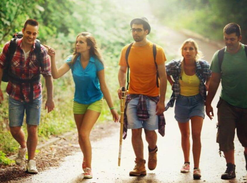 A group of young adults walking on a trail together. Want to navigate life transitions in Evanston, IL after graduating college? Speak with a therapist for college students to learn how therapy for college students in IL can help!