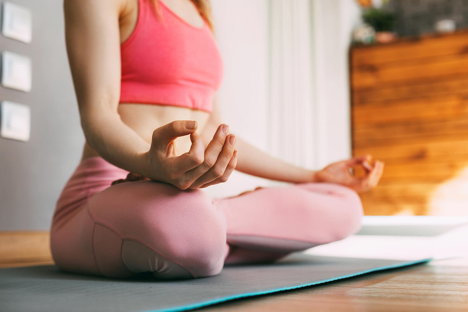 A young woman doing yoga. Are you trying to move past your depression as a college student? See how treatment for depression in Evanston, IL can help you move forward from depression. 