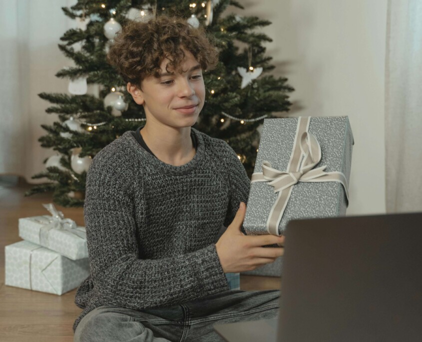 Teen at laptop during holidays learning coping skills through cognitive behavioral therapy in Chicago, IL and therapy for teenagers in Evanston, IL for post-holiday depression